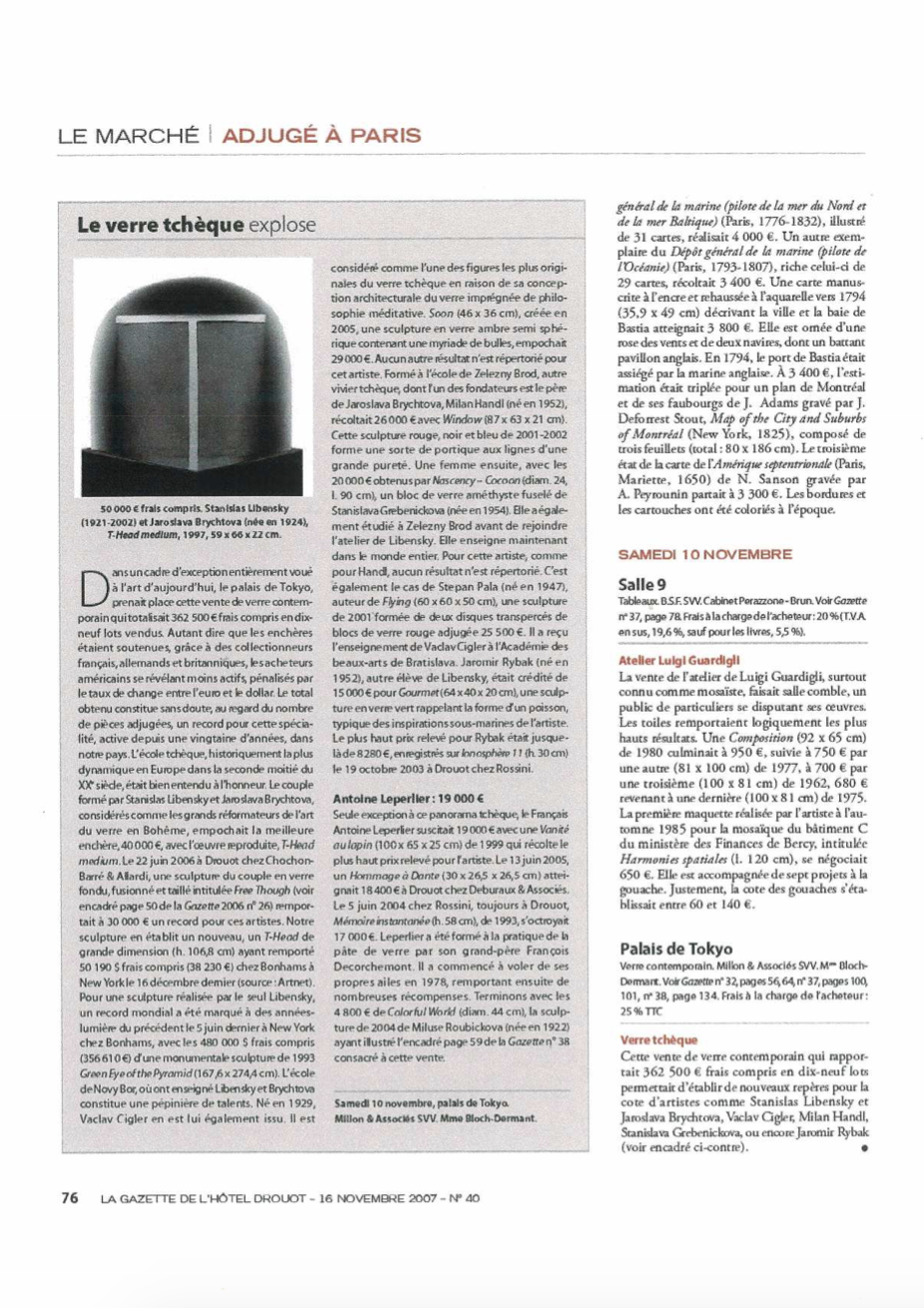 Le verre tchèque explose.